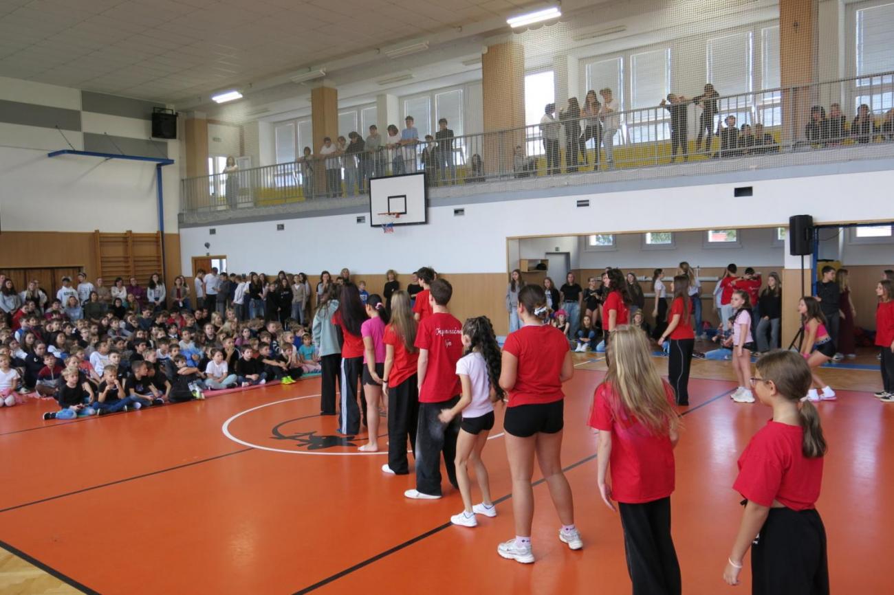 Vystoupení v tělocvičně v rámci 32. Veletrhu zdraví