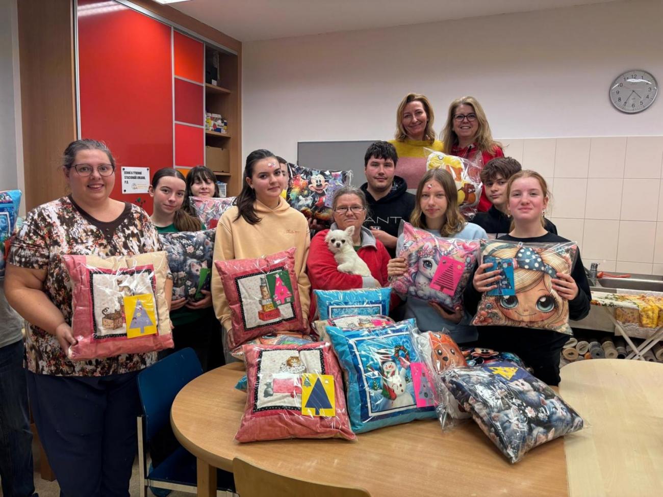 DTS + 8C - šití polštářů