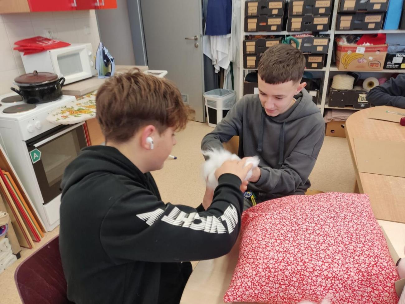 DTS + 8C - šití polštářů