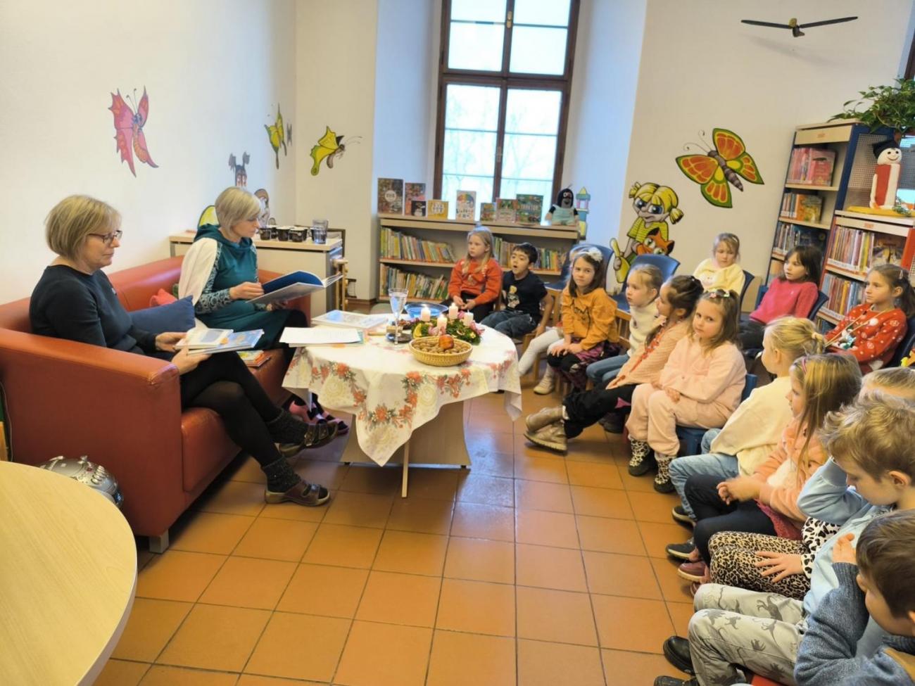 Vánoční program třídy 1.A v městské knihovně
