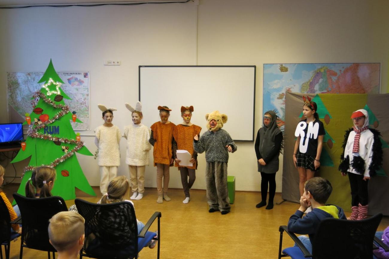 Divadelní představení dramatického kroužku "Zvířátka a Vánoce"