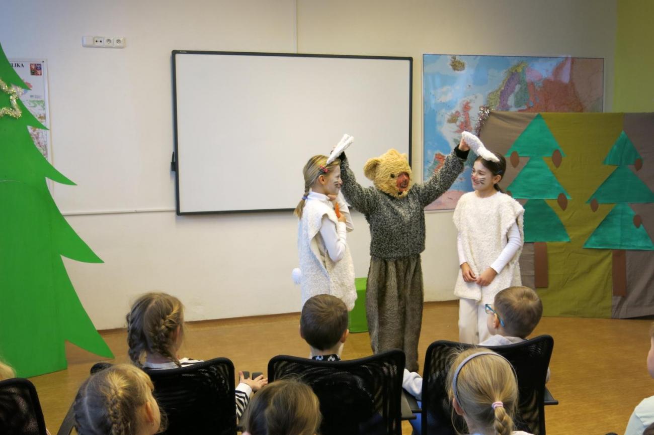 Divadelní představení dramatického kroužku "Zvířátka a Vánoce"