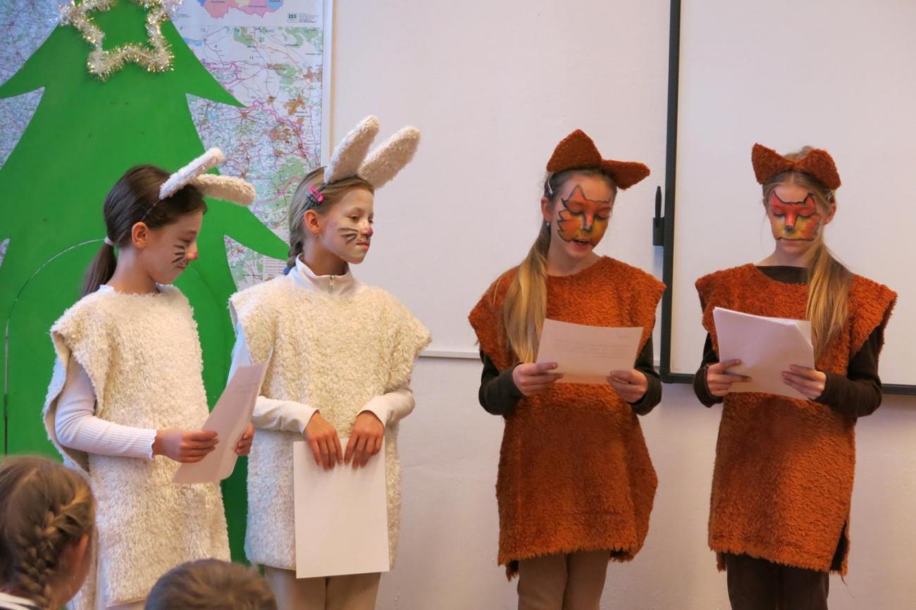 Divadelní představení dramatického kroužku "Zvířátka a Vánoce"