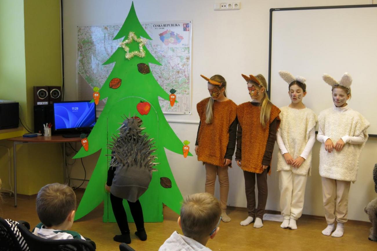 Divadelní představení dramatického kroužku "Zvířátka a Vánoce"