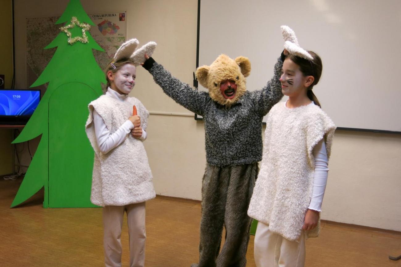 Divadelní představení dramatického kroužku "Zvířátka a Vánoce"