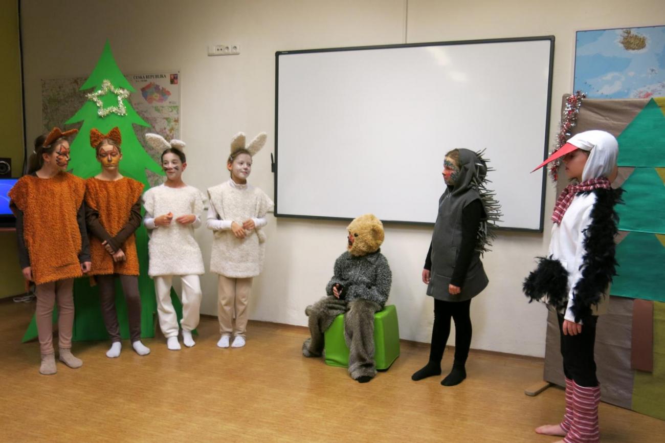 Divadelní představení dramatického kroužku "Zvířátka a Vánoce"