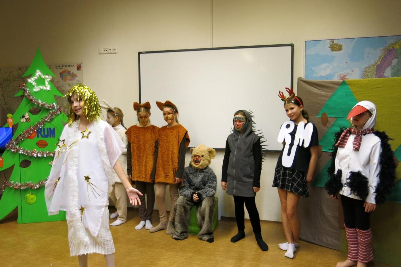 Divadelní představení dramatického kroužku "Zvířátka a Vánoce"