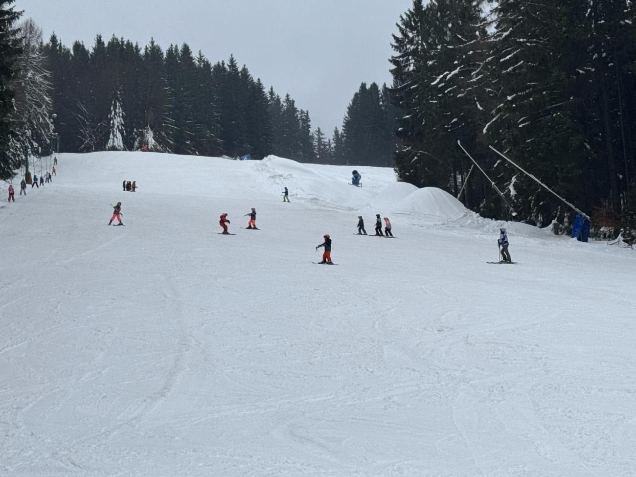 Den plný lyžování