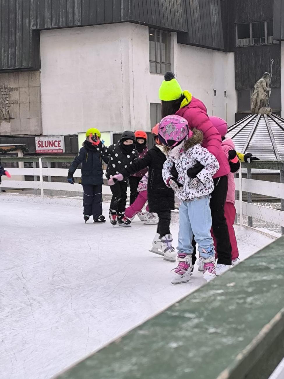 Hodina tělesné výchovy na bruslích 1.A