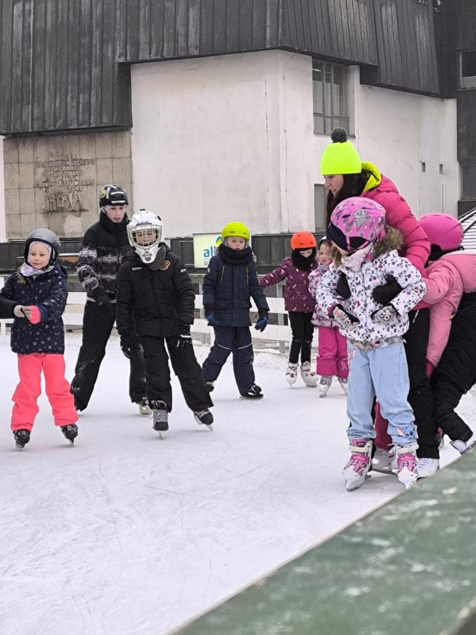 Hodina tělesné výchovy na bruslích 1.A
