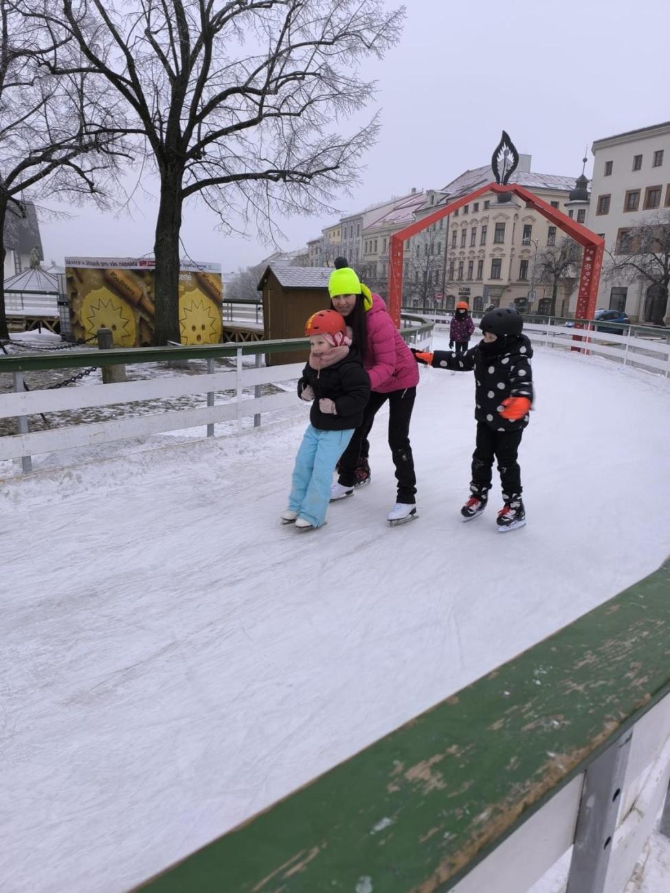 Hodina tělesné výchovy na bruslích 1.A