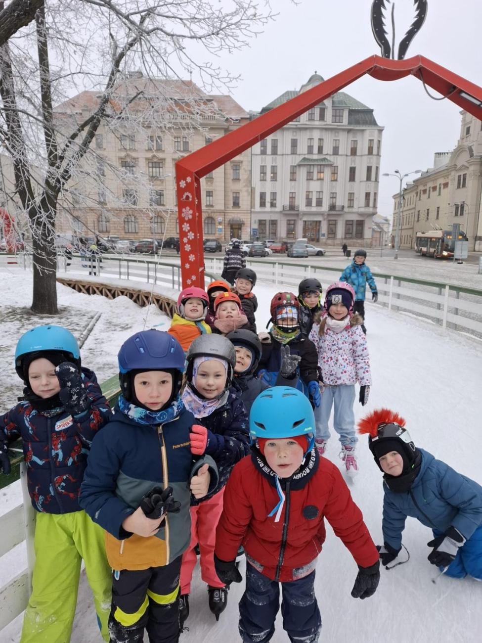 Hodina tělesné výchovy na bruslích 1.A