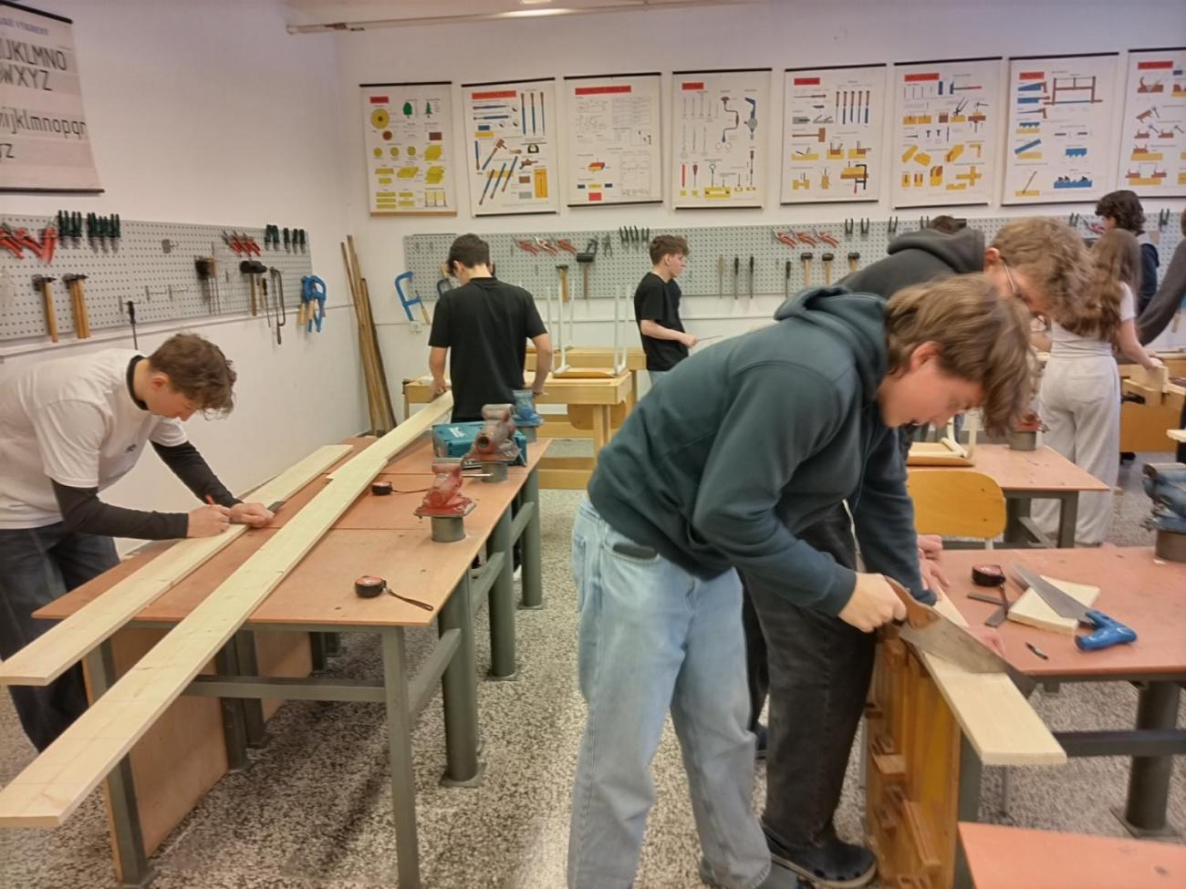 Vyrábíme krmítka i ptačí budky