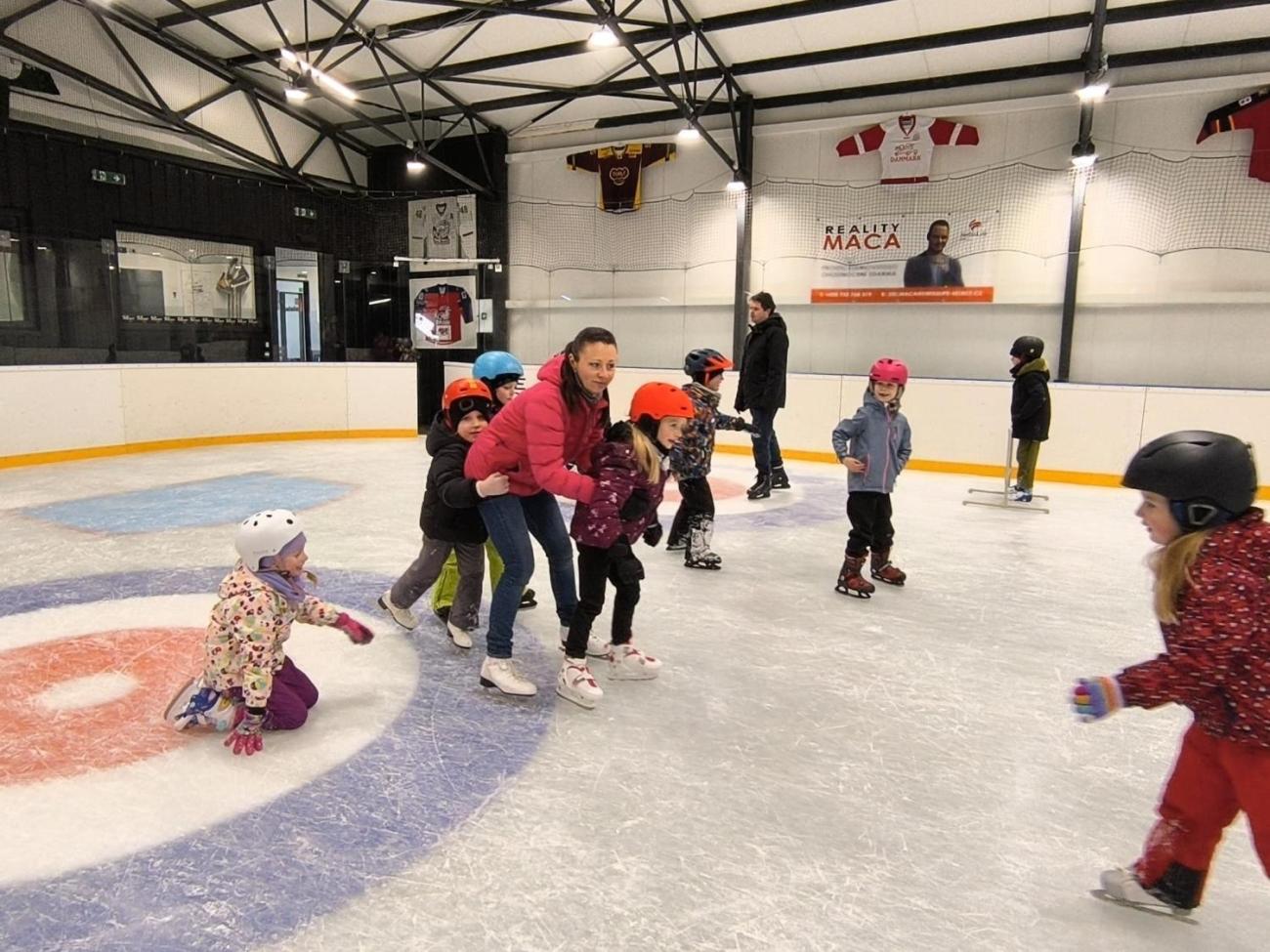 Bruslení 1.A na zimním stadionu ICE POINT 112