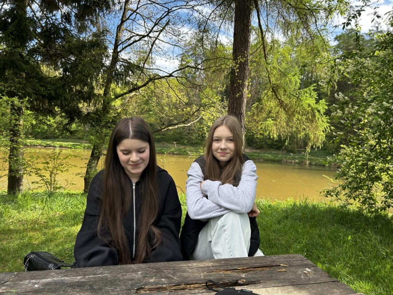 Ráno v 8:00 jsme se potkali v šatně, potom jsme se vydali za Tesco, kde jsme se prošli po poli se spoustou pampelišek. Došli jsme ke Colasu, a potom na Starou Plovárnu, kde jsme objevili, kam vedou různé trasy. Došli jsme i blízko k místu, kde je český „Stonehange“, ale bohužel tam nevedla žádná pěšina, tak jsme se vyfotili u křížku. Poté jsme se vrátili oklikou na Starou Plovárnu, kde jsme si na schované louce chvíli odpočinuli a nasvačili jsme se. Dokonce jsme se tam potkali s naší paní učitelkou z první 